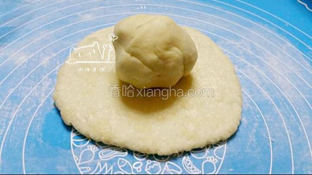 将水油皮拍扁，将油酥皮面团用包包子的方法包起来