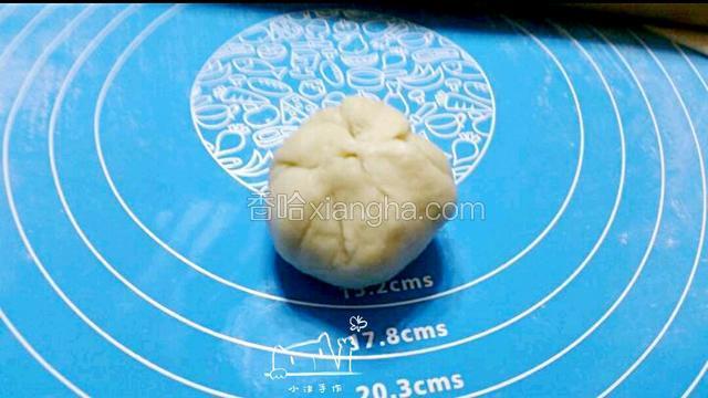 将做好的豆沙做成大小合适的球，包在薄饼里，捏紧收口（剩下的豆沙放置于冰箱冷冻中，可以做其他吃的）