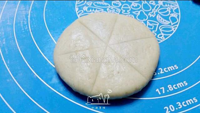 用刮刀（或刀背）轻轻压出印痕，将饼六等分
