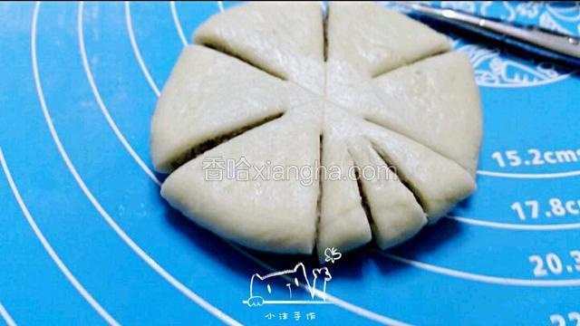 每一小份再剪两刀，不剪到底，能看到馅就行了