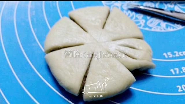 每份边缘捏在一起