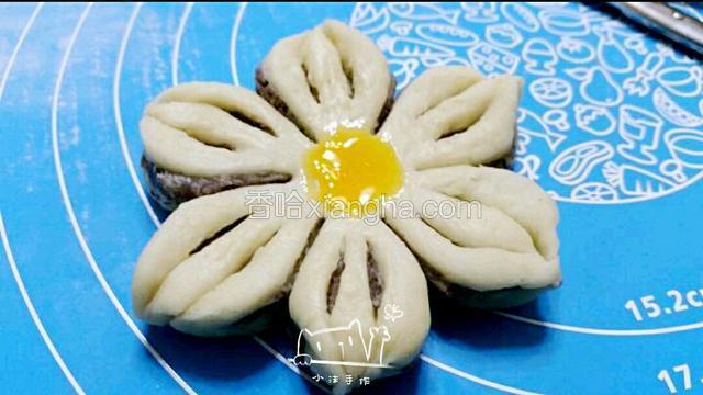 中间刷上一些蛋黄液