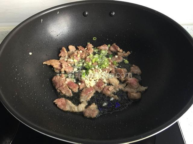 炒锅倒油烧热放入肉片翻炒变色，加葱花，蒜末爆香。