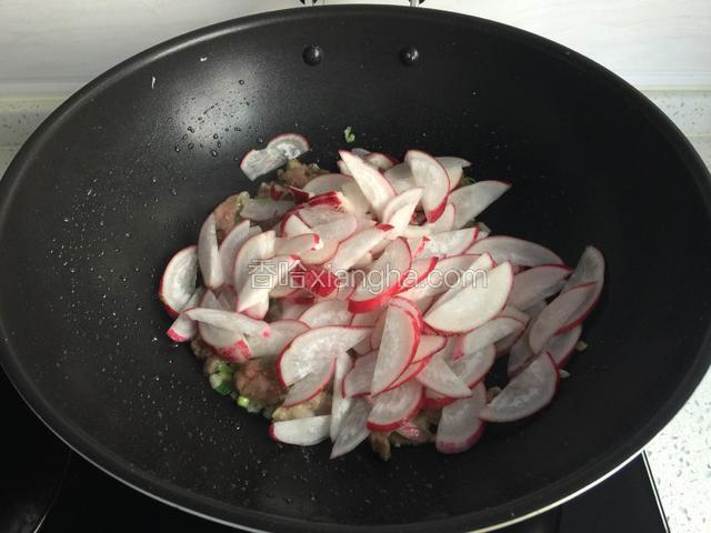 倒入水萝卜片，料酒翻炒。
