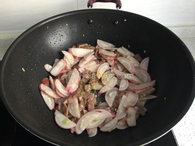 调入适量盐，鸡精炒均匀即可。