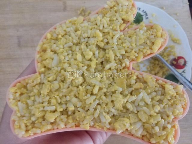 出锅了，倒入碗里，用勺子舀到模具中，用力压实。