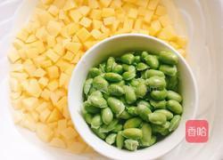 土豆丁炒毛豆子的做法图解1