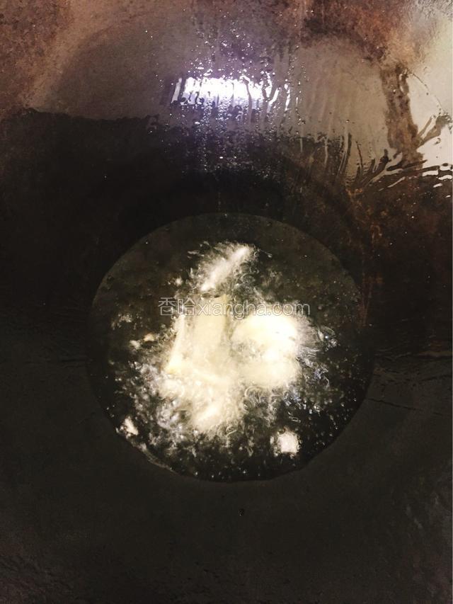 热锅倒油烧热，爆香蒜粒