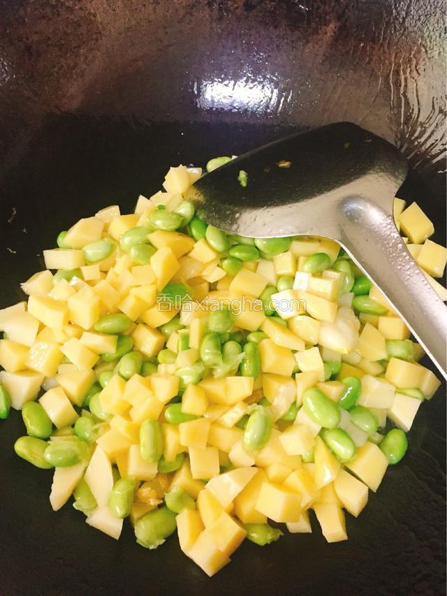 把土豆丁和毛豆子一起倒进去（土豆沥干水分倒进去的）