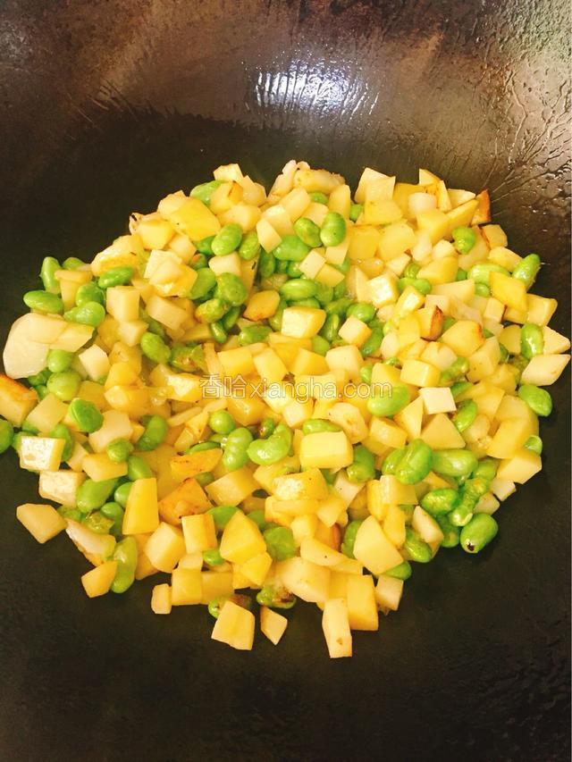 再翻一翻焖一分钟就熟了，加料酒两勺爆香