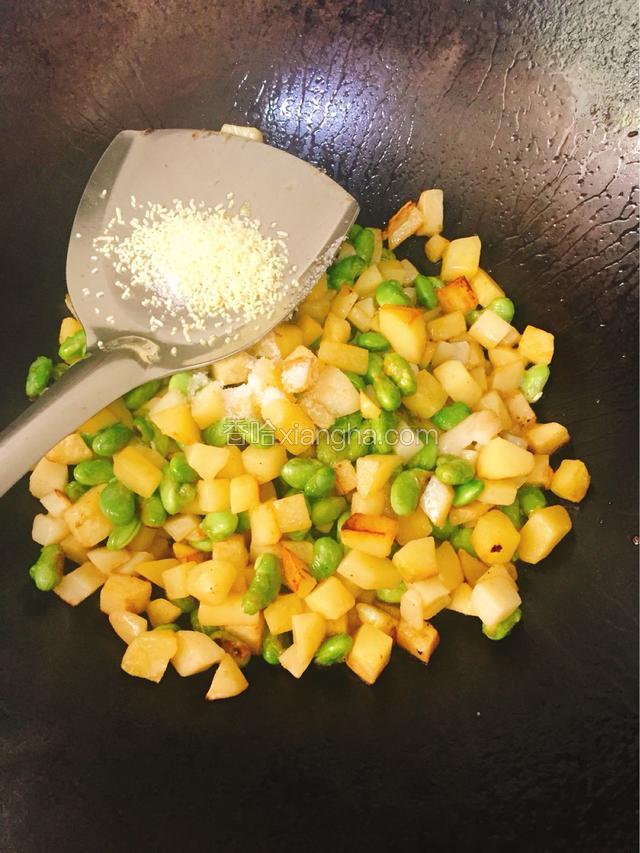 加盐和味精调味搅拌均匀即可