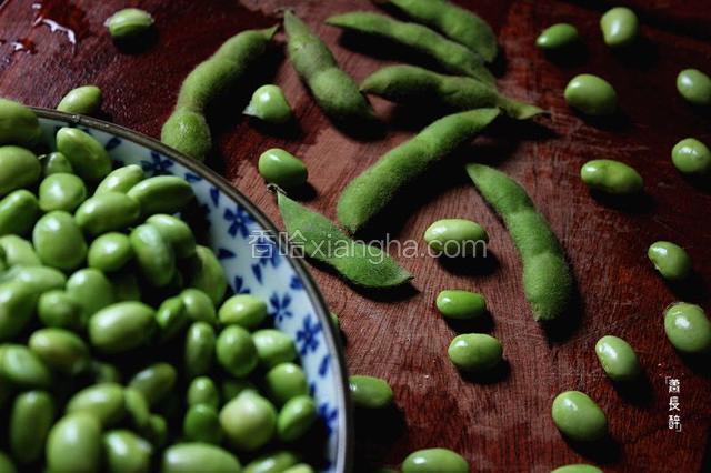 毛豆剥壳。