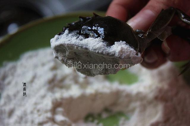 用蟹黄那一面沾上面粉，锁住蟹黄，以免流失。