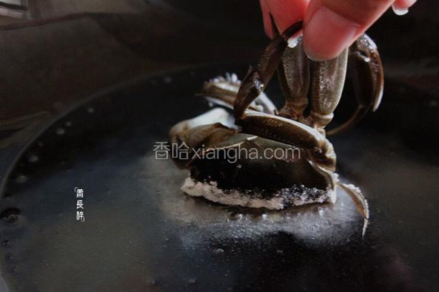 锅里烧热油，将六月黄沾上面粉那面放入油中煎炸。