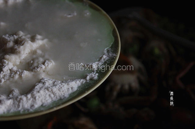 先前用剩的面粉加水调匀，倒入锅中，便是挂糊勾芡的作用。