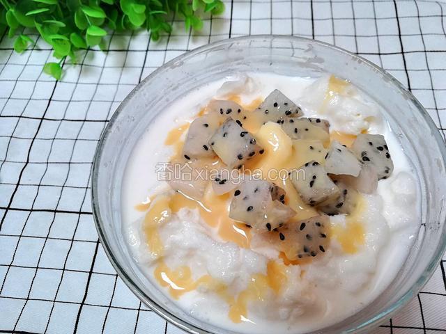 最后淋上炼乳搅拌均匀