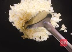 鸡蛋海鲜菇的做法图解2