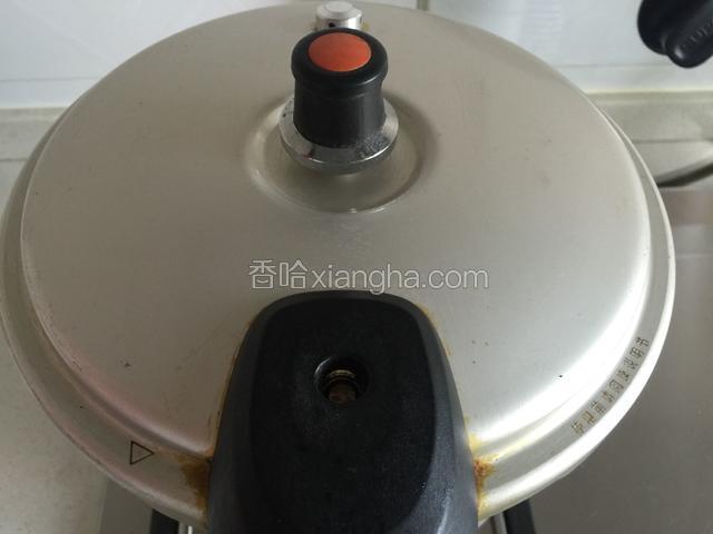 盖上盖上大火煮上气，转小火再煮7-8分钟即可。