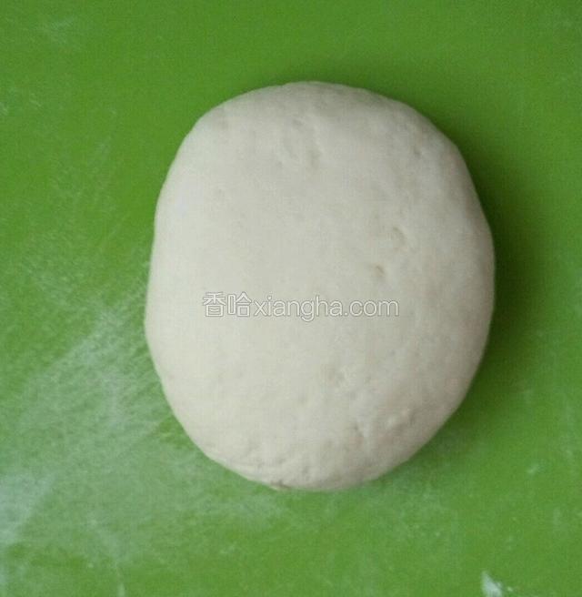 拿出撒点干面粉揉成光滑面团