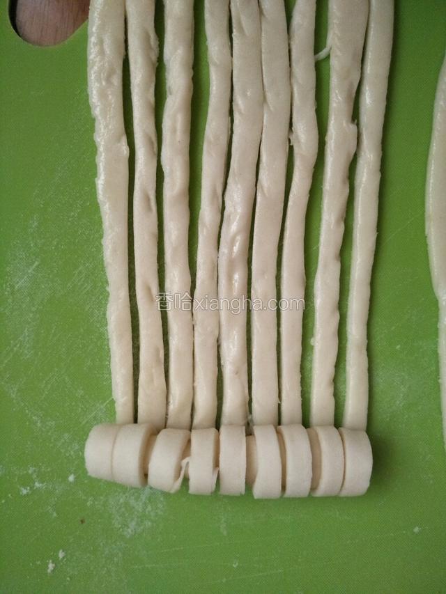 分成两份，从一头卷起