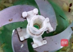 李子牛奶蛋花汁的做法图解3