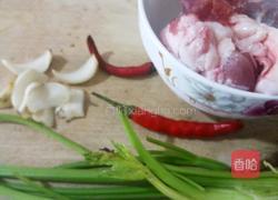 百合芹菜炒肉丝的做法图解1