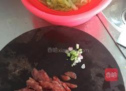 西芹炒腊肠的做法图解1