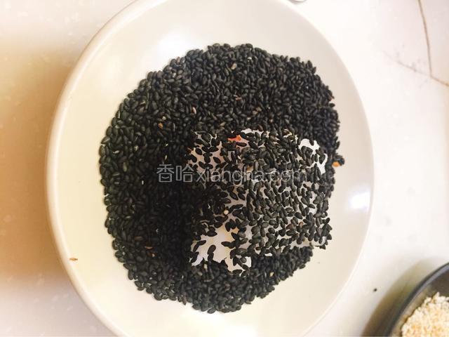 再拿一块在黑芝麻盘里滚一滚，做完需要的量