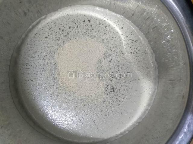 把酵母粉和60克白糖放入温水中搅化