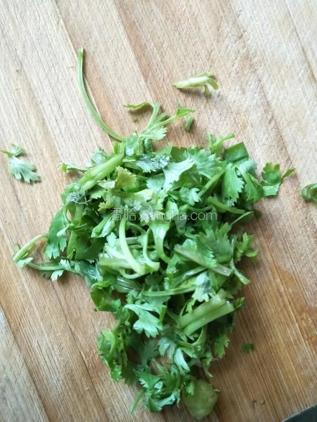 香菜洗净切碎