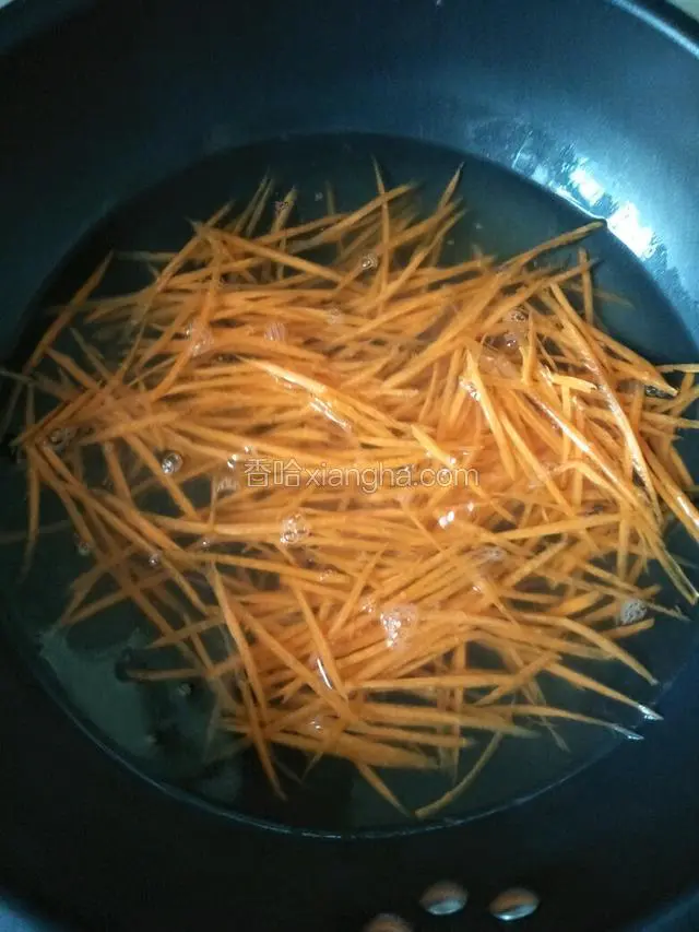 胡萝卜放入开水中焯水