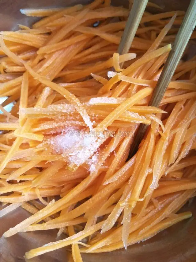 倒出水加盐，味精，白糖