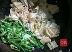 青椒炒豆腐皮的做法图解5