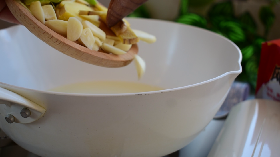 油热，加姜蒜爆香