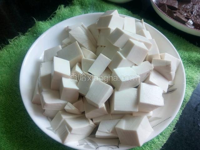豆腐切块，用开水煮2分钟