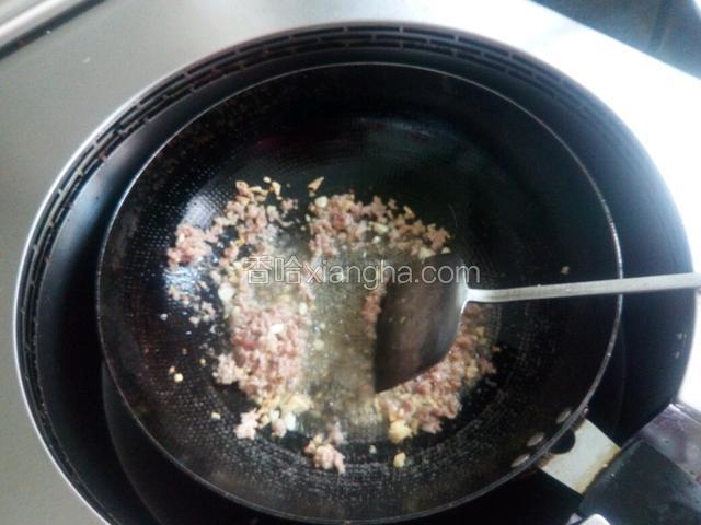 放入虾仁猪肉末煸熟