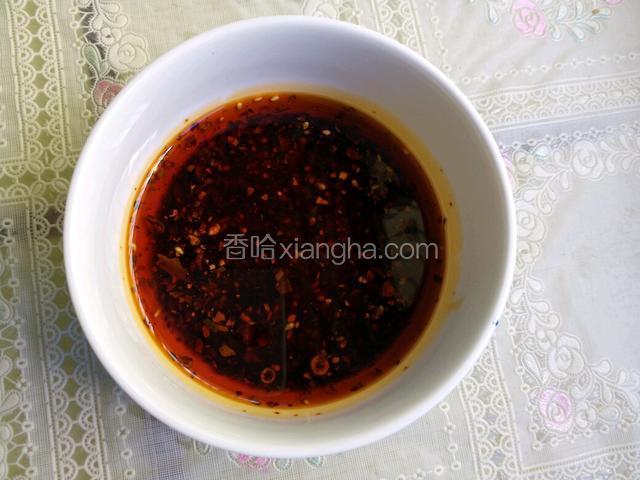 在调一个碗汁，里面放蒜泥，盐，白糖，醋，酱油，辣椒油调均匀