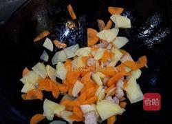 胡萝卜土豆肉丁的做法图解2