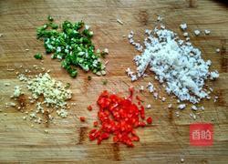 藕丁鲜肉酿香菇的做法图解2