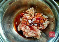 藕丁鲜肉酿香菇的做法图解3