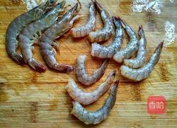 西兰花炒核桃虾球的做法图解1