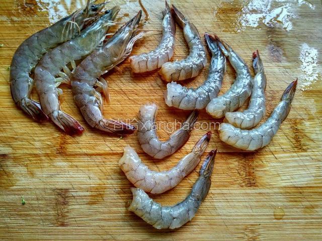 将虾去头，抽去虾线，剥除虾壳，留虾尾处一截虾壳。