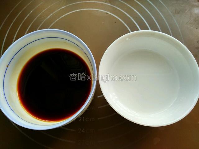 左边小碗中加入一勺蚝油，两勺炒菜酱油，2瓷勺的白糖，少许料酒，再加适量清水，调成料汁。右边小碗是适量生粉加一些清水，调成水淀粉。