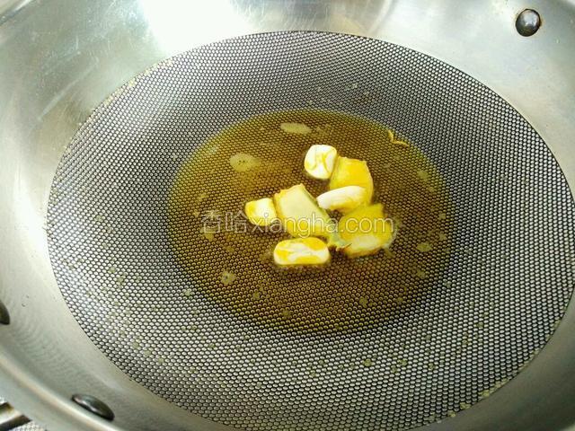 锅中倒入适量食用油，油热后先将生姜和蒜头煸香。