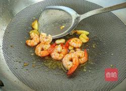 西兰花炒核桃虾球的做法图解7
