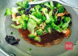 西兰花炒核桃虾球的做法图解9