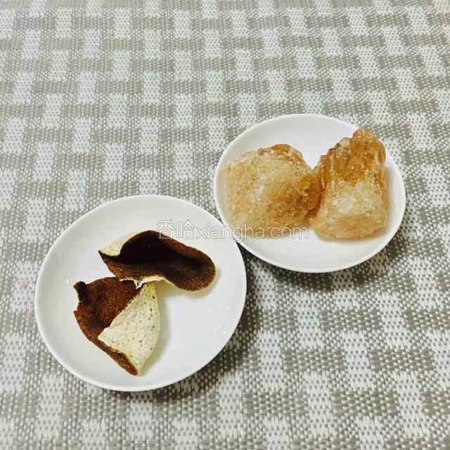 新会陈皮2片，老冰糖适量