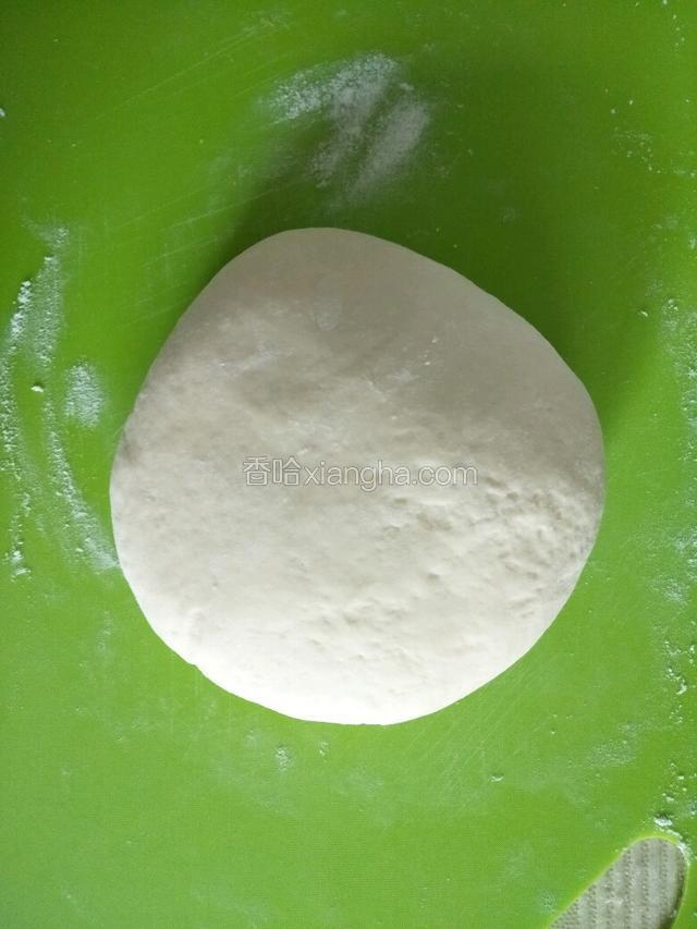 撒点干面粉揉成光滑