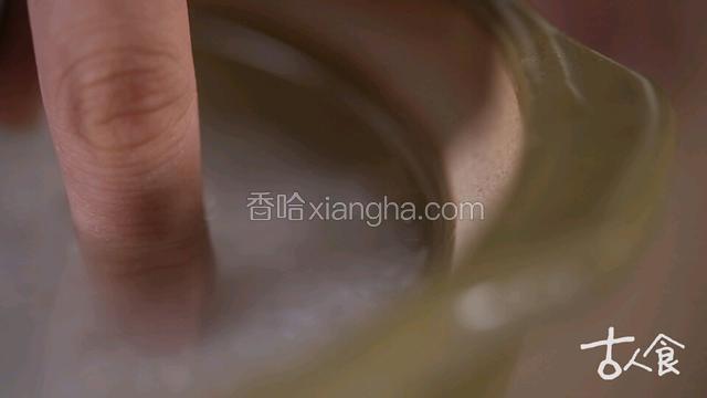 粳米淘净，入砂锅，放入清水一指深，浸泡一刻钟。入锅中火煮沸。
