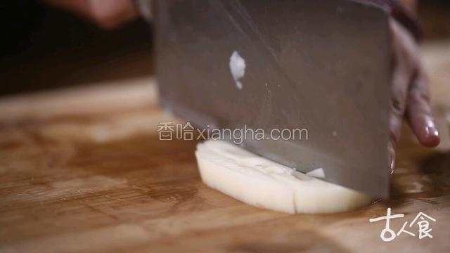 新鲜莲蓬剥出莲子，莲子去青衣，莲心。嫩藕去皮，切丁，装盘备用。
